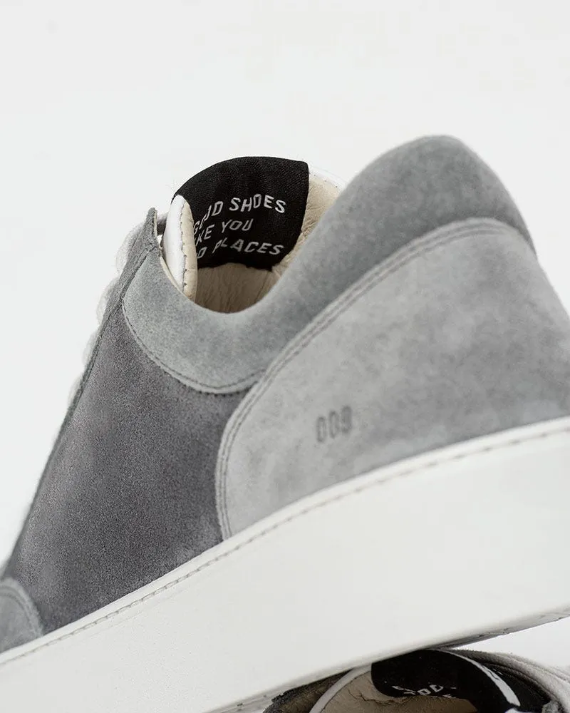 009 SNEAKERS IN GREY