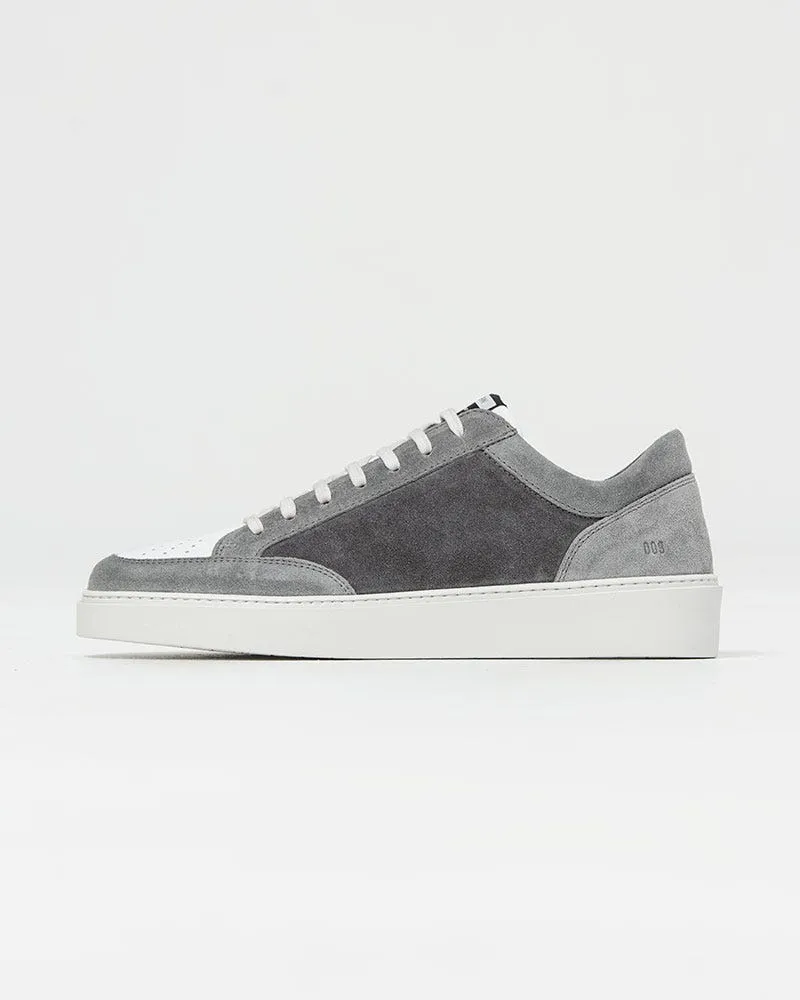 009 SNEAKERS IN GREY